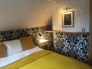 sypialnia z łóżkiem z czarno-białą tapetą w obiekcie Piękny apartament w Pieninach w Krościenku