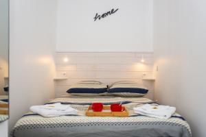 a bedroom with a bed with towels on it at Chill & Sun - Terrasse extérieure - Parking - Wifi - 4p in Amiens