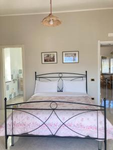 カーヴァ・デ・ティッレーニにあるMary House - Amalfi Coastのベッドルーム1室(ピンクのベッドカバー付)
