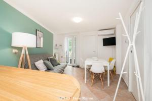 een woonkamer met een bank en een tafel bij Rio Bello in Riomaggiore