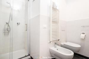 een witte badkamer met een toilet en een douche bij Rio Bello in Riomaggiore