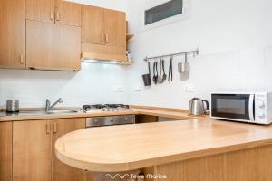 een keuken met een houten aanrecht en een magnetron bij Rio Bello in Riomaggiore