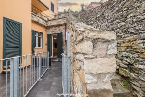een stenen muur naast een gebouw met een poort bij Rio Bello in Riomaggiore