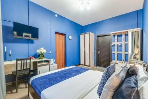 モスクワにあるDomOtel Sokolの青いベッドルーム(ベッド1台、デスク付)