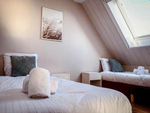 a bedroom with a stuffed animal sitting on a bed at Hoeve Vianen in De Cocksdorp