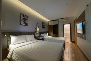 Giường trong phòng chung tại West Lake Hotel - Near Bai Dai Beach