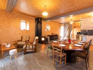comedor y sala de estar con mesa y sillas en LES GRANGES D'ANTAN - La FORGE -, en Chalonnes-sous-le-Lude