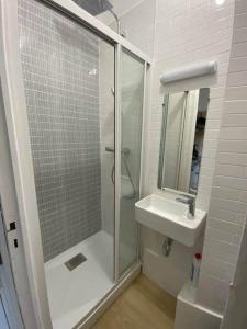uma casa de banho com um chuveiro e um lavatório. em Studio du Cairn em Wimereux