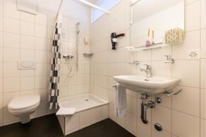 Kylpyhuone majoituspaikassa Hotel Bären Niederscherli