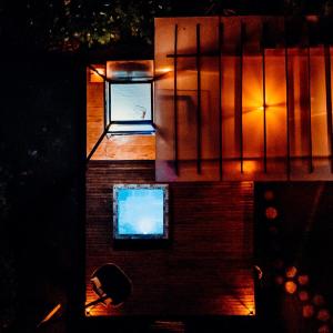 Blick auf ein Gebäude mit einem Fenster in der Nacht in der Unterkunft Macas Glamping in Macas