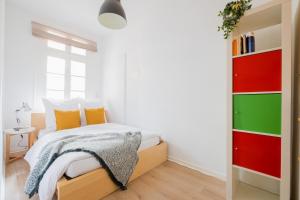 - une chambre avec un lit aux accents colorés dans l'établissement Appartements à la Luise, à Wuppertal