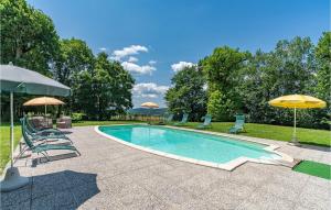 einen Pool mit Stühlen und Sonnenschirmen im Hof in der Unterkunft Ca Del Ducci in Pieve Santo Stefano