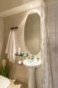 La salle de bains est pourvue d'un lavabo et d'un miroir. dans l'établissement Apartments24 Vene One, à Rakvere
