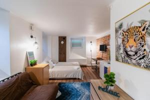 Habitación con cama y pintura de tigre en la pared en Apartments24 Vene One, en Rakvere