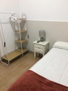sypialnia z łóżkiem, drabiną i stolikiem nocnym w obiekcie Hostal VILLA CARBULA w mieście Almodóvar del Río