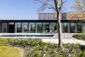 a house with a swimming pool and a tree at GLUK in Zonnebeke