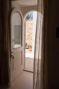 una puerta abierta con vistas a un patio en Masseria Bufolaria, en Ugento