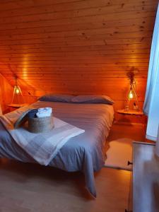 Postel nebo postele na pokoji v ubytování Cabaña de madera especial y acogedora