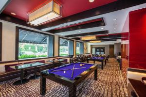 une salle de billard avec des canapés et un billard dans l'établissement Hotel Derek Houston Galleria, à Houston