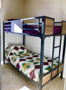 מיטה או מיטות קומותיים בחדר ב-Vermillion Cliffs House