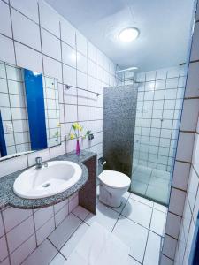 ein Bad mit einem Waschbecken und einem WC in der Unterkunft Executivo Prime Hotel in Teresina