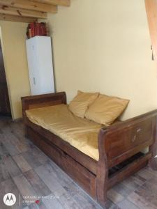 a bed in a room with a wooden frame at Lo de Cynthia in Resistencia