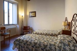 pokój hotelowy z dwoma łóżkami i oknem w obiekcie CASA LELLA Monte San Pietrangeli w mieście Monte San Pietrangeli