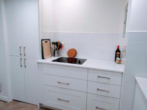 Kuchyň nebo kuchyňský kout v ubytování U of A Homestay, Trails & Whyte Ave