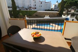 - une corbeille de fruits assise sur une table sur un balcon dans l'établissement Jardins II 1-9 Pisos con piscina en Roses, à Roses