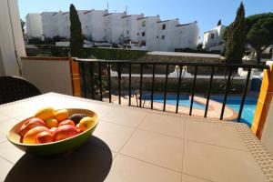 - une corbeille de fruits assise sur une table sur un balcon dans l'établissement Jardins II 1-9 Pisos con piscina en Roses, à Roses