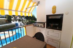 Il comprend un balcon avec barbecue et une cuisine avec vue. dans l'établissement Jardins II 1-9 Pisos con piscina en Roses, à Roses