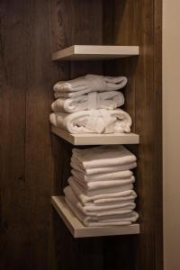 um monte de toalhas em prateleiras num armário em Hotel La Confiture em Pereslavl-Zalessky