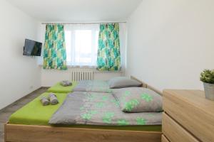 Łóżko lub łóżka w pokoju w obiekcie Apartamenty Częstochowa