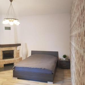 um quarto com uma cama num quarto em Sonata em Liepāja