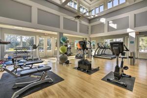 una palestra con diversi tapis roulant e macchine in una stanza di Golf Course Home with Balcony in North Myrtle Beach! a North Myrtle Beach