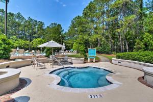 una piscina con tavolo, sedie e ombrellone di Golf Course Home with Balcony in North Myrtle Beach! a North Myrtle Beach