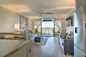 sala de estar con vistas al océano en Beachfront Clearwater Condo with Community Pool, en Clearwater Beach