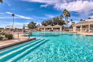 uma piscina num resort com palmeiras em 55 and Sun Lakes Casa with Patio and Pool Access em Sun Lakes
