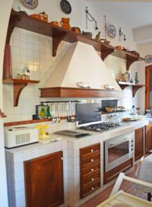 Кухня или мини-кухня в Villa Luigina - seafront villa in Capo d'Orlando
