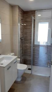 ein Bad mit einer Dusche, einem WC und einem Waschbecken in der Unterkunft Apartamentos Dins Mar Apto. 10 in Torredembarra