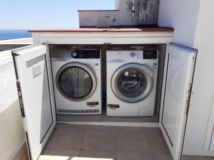 two washers and a washing machine in a room at Apartamentos Dins Mar Apto. 10 in Torredembarra
