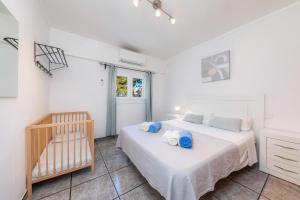 sypialnia z 2 łóżkami i łóżeczkiem dziecięcym w obiekcie Costa den Blau w Porto Cristo
