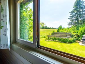 マルメディにあるTraditional chalet with garden near Malmedyの庭を望む窓
