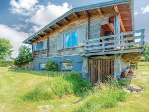 Cette grande maison en bois dispose d'une terrasse couverte sur un champ. dans l'établissement Traditional chalet with garden near Malmedy, à Malmedy