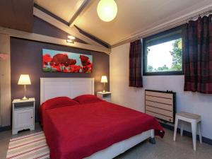 sypialnia z czerwonym łóżkiem i oknem w obiekcie Holiday Home in Malmedy with terrace w mieście Malmedy