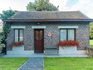 ein kleines Backsteinhaus mit einer Tür und zwei Fenstern in der Unterkunft Holiday Home in Malmedy with terrace in Malmedy