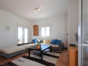 ein Wohnzimmer mit einem Sofa und einem Tisch in der Unterkunft Belvilla by OYO Villa Las Reinas in Arenas