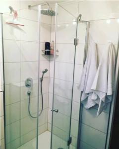 La salle de bains est pourvue d'une douche avec une porte en verre. dans l'établissement Vasari Home, à Meersburg