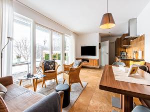 ヴェステンドルフにあるModern Apartment in Westendorf with Gardenのリビングルーム(ソファ、テーブル付)