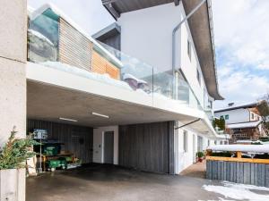 ヴェステンドルフにあるModern Apartment in Westendorf with Gardenの大きなガラス窓が備わる家の外の景色